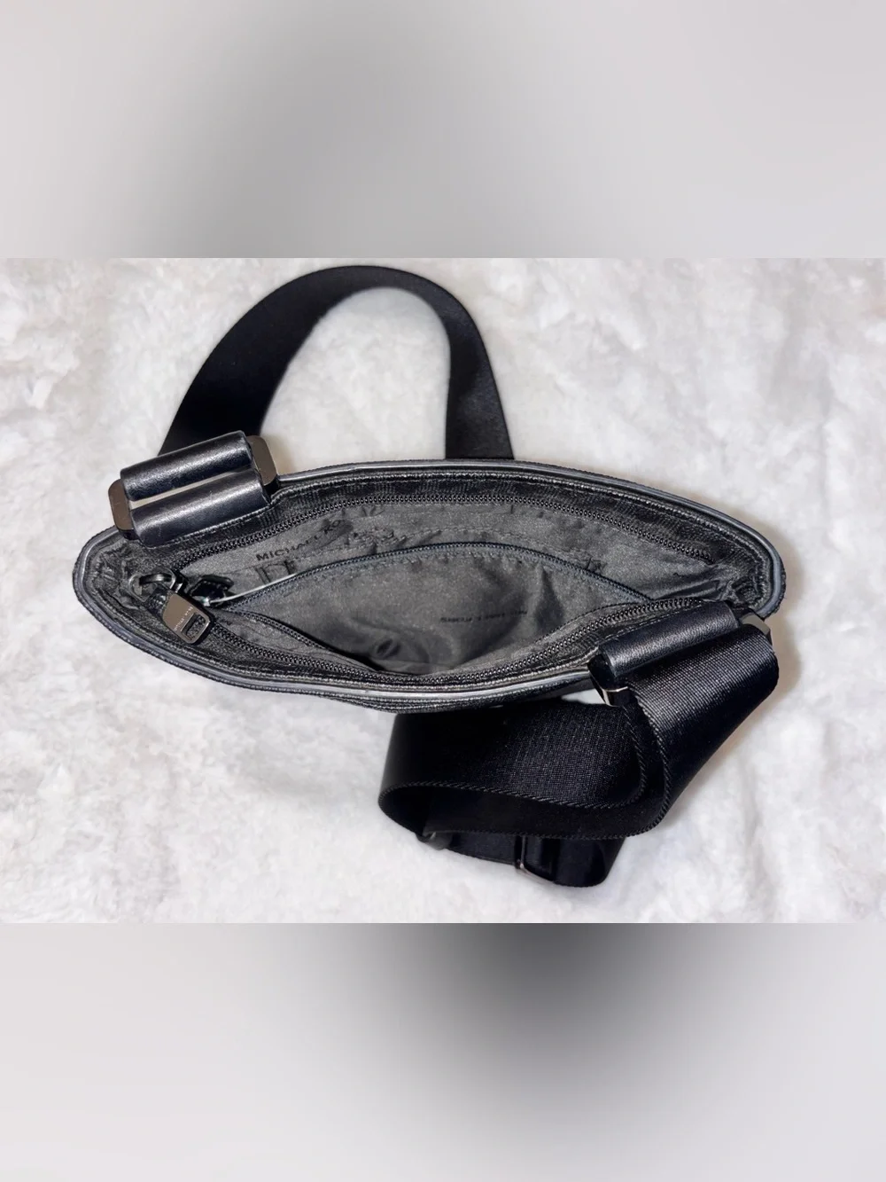 Michael Kors Men's Bryant Flight Messenger Bag Black Monogram 33S6MMNC1B Authent